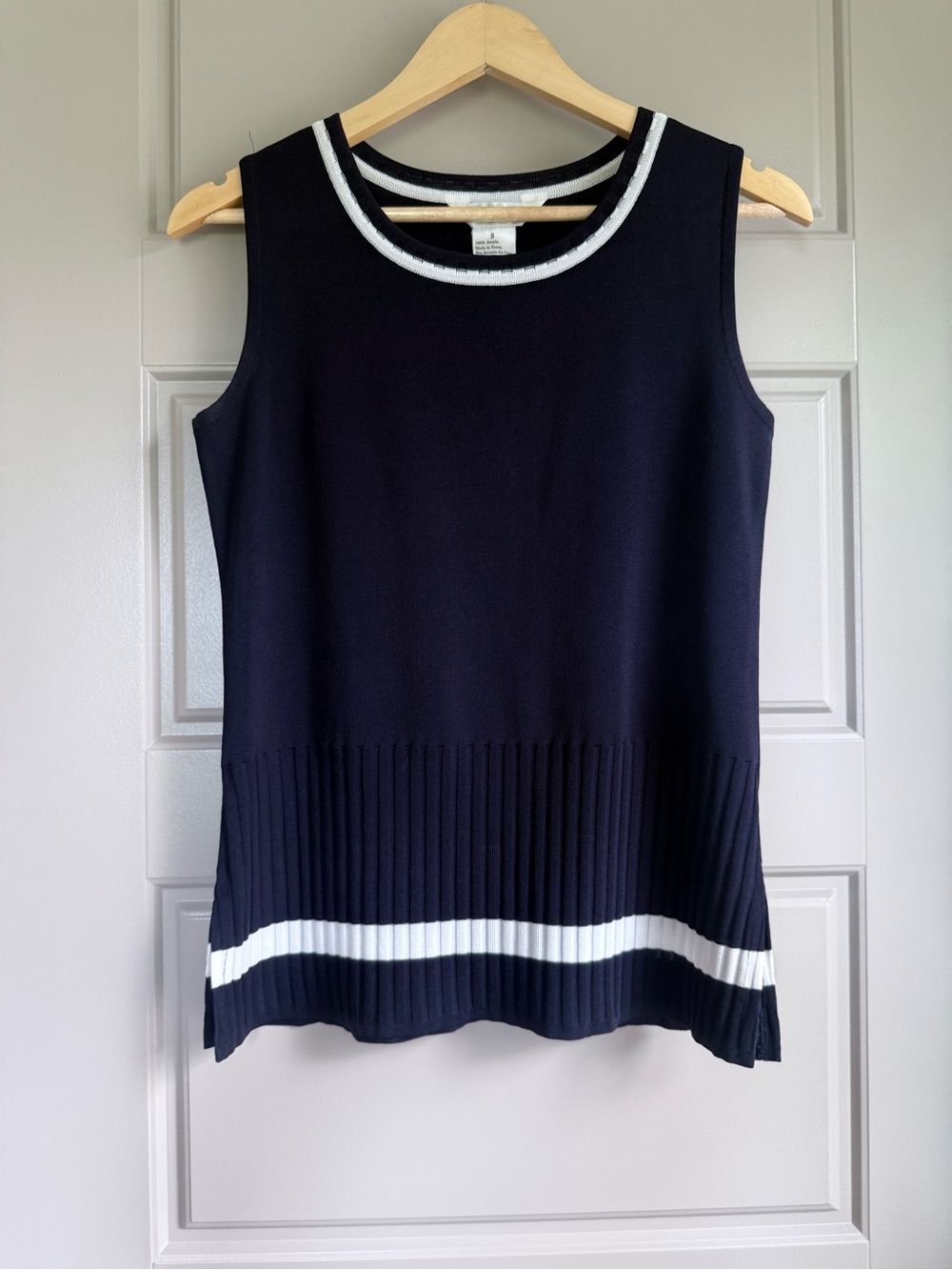 EXCLUSIVELY MISOOK navy blue ribbed white trim sleeveless acrylic blouse top